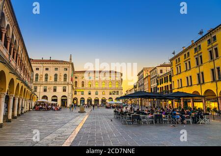 Padoue, Italie, 12 septembre 2019 : tables de restaurant sur la place Piazza delle Erbe, dans le centre historique de Padoue, vue nocturne au crépuscule, coucher de soleil doré, région de Vénétie Banque D'Images