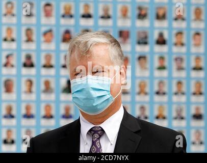 Kiev, Ukraine. 27 août 2020. STEPHEN Biegun, secrétaire d'État adjoint, porte un masque facial. Participez à une cérémonie de fleurs qui pose sur le mur commémoratif des militaires ukrainiens tués dans le conflit de guerre dans l'est du pays. Stephen Biegun, secrétaire d'État adjoint, se trouve à Vilnius, en Lituanie, à Moscou, en Russie, à Kiev, en Ukraine, du 24 au 27 août 2020, pour rencontrer des hauts dirigeants du gouvernement afin de discuter d'une gamme de questions régionales et internationales, a informé le département d'État des États-Unis. Crédit : SOPA Images Limited/Alamy Live News Banque D'Images