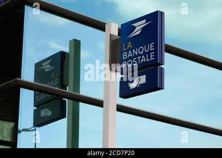 Bordeaux , Aquitaine / France - 08 20 2020 : logo de la Banque postale guichet automatique et affiche textuelle façade bleue du magasin bureau de la marque bureau de poste de la banque française Banque D'Images