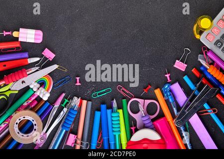 Fournitures scolaires sur fond de tableau noir avec espace de copie. Concept de retour à l'école Banque D'Images