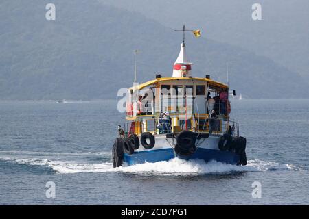 Ferry de Wong Shek Pier approchant de Tap Mun, île au nord-est de Hong Kong, 2 avril 2017 Banque D'Images