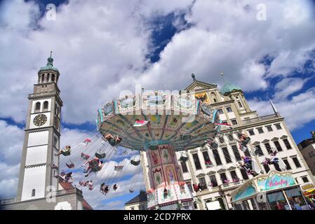 Carrousel à chaînes sur la place de l'hôtel de ville d'Augsbourg, devant l'hôtel de ville et la tour Perlach, Augsburg, Swabia, Bavière, Allemagne, Europe Banque D'Images