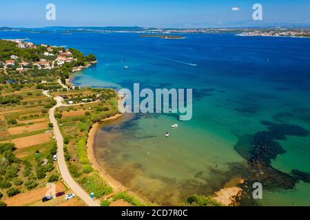 Vue aérienne d'une plage et de la mer sur l'île de Pasman, Croatie Banque D'Images