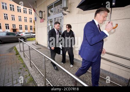 Katya Den Hertog est vue avec deux de ses avocats faisant une déclaration au bureau du parquet à Varsovie, en Pologne, le 27 août 2020. Katya et son mari Conrad ont fui les pays-Bas pour la Pologne après avoir emmené leur fils autiste Martin d'une institution où il a été gardé après que les autorités aient pris la garde de l'enfant. Un mandat d'arrêt européen a été émis pour les parents soupçonnés de maltraitance d'enfants. Conrand et Katya espèrent construire une nouvelle vie avec leur fils Martin en Pologne où ils sont représentés par des avocats associés à l'institut conservateur Ordo Iuris Banque D'Images