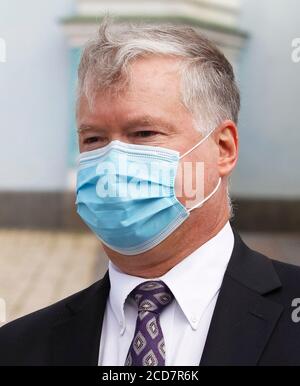 Kiev, Ukraine. 27 août 2020. Le secrétaire d'État adjoint AMÉRICAIN STEPHEN BIEGUN participe à la cérémonie de pose de fleurs sur un mur commémoratif des soldats ukrainiens tombés pendant le conflit de guerre avec les séparatistes pro-russes à l'est de l'Ukraine, à Kiev, en Ukraine, le 27 août 2020. Crédit : Serg Glovny/ZUMA Wire/Alay Live News Banque D'Images