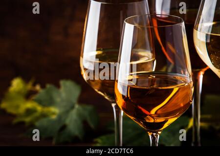 Ensemble vin blanc. Dégustation de vins, les variétés de vins blancs les plus populaires dans des verres à vin sur une table en bois vintage dans un style rustique, concentration sélective Banque D'Images