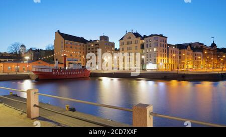 Ancien vaisseau lumineux de Relandersgrund en soirée et dans la baie sud à Helsinki, en Finlande Banque D'Images