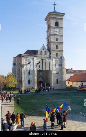 Alba Iulia, Roumanie - 01.12.2018: Personnes en face de la cathédrale catholique Saint-Michel Banque D'Images