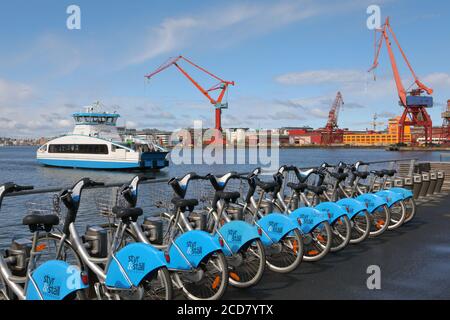 Transport urbain de Göteborg, Suède: Location de vélos au terminal de ferry contre le ferry sortant Banque D'Images