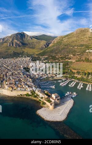 Vue sur Castellammare del Golfo montrant le Castello Arabo-Normanno et le port de plaisance, province de Trapani, Sicile Banque D'Images