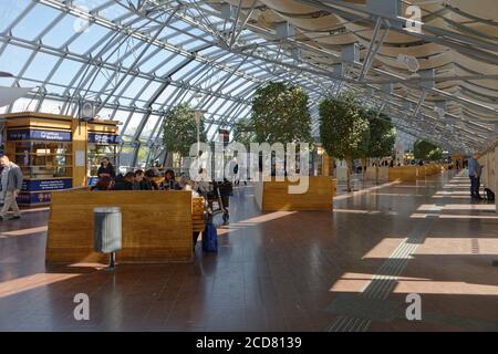 Personnes dans la salle d'attente du terminal Nils Ericson, le principal terminal de bus de Göteborg, Suède Banque D'Images