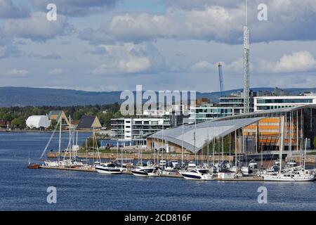 Port de plaisance d'Aker brygge contre le musée d'Art moderne d'Astrup Fearnley à Oslo, Norvège Banque D'Images