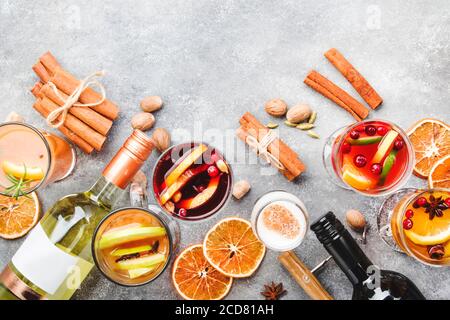 Divers cocktails chauds à l'alcool de saison d'automne ou d'hiver - vin chaud, glog, grog, aubergines, ALE au gingembre chaud, rhum au beurre chaud, punch, cid aux pommes murées Banque D'Images