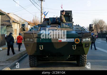 Alba Iulia, Roumanie - 01.12.2018: Femme de service polonaise debout au sommet d'un véhicule blindé Banque D'Images