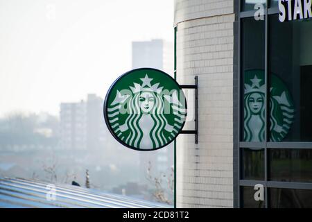 Panneau de café Starbucks à Birmingham isolé d'un paysage urbain Banque D'Images