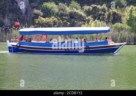 Un bateau de la Coopérative de bateaux de Dalyan passe à côté La rivière Dalyan Banque D'Images