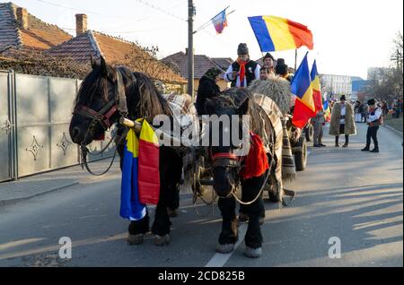 Alba Iulia, Roumanie - 01.12.2018: Calèche avec des personnes vêtues de vêtements roumains traditionnels attendant de participer à la procession Banque D'Images