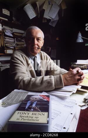 Tony Benn MP dans son bureau et archive à son domicile à Holland Park, à l'ouest de Londres. 06 décembre 1993. Photo: Neil Turner Banque D'Images