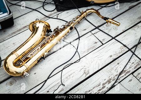 Saxophone sur plancher blanc en bois, épatiné et pelé. Banque D'Images