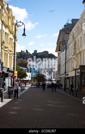 Vue sur Robertson Street en direction du château de Hastings à Hastings, Sussex, Angleterre, Royaume-Uni. Banque D'Images