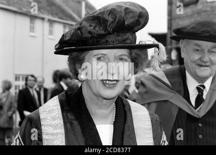 Margaret Thatcher visite l'Université de Buckingham pour remplacer Lord Hailsham de St Marylebone comme chancelier de l'Université financée par le secteur privé. 30 septembre 1992. Photo: Neil Turner Banque D'Images