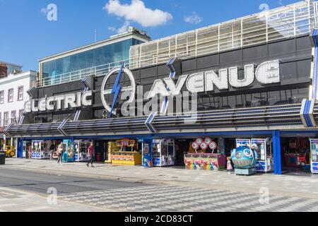 Electric Avenue, une salle de jeux d'arcade sur le front de mer de Southend, par une belle journée d'été. Southend, Essex Banque D'Images