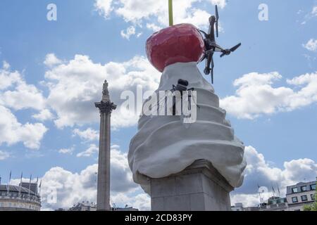 La sculpture d'extrémité sur la quatrième plinthe de Trafalgar Square. Crème fouettée, une mouche et un drone sur une cerise. Gros plan avec la colonne de Nelson dans le backgroun Banque D'Images