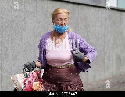 Kiev, Ukraine. 27 août 2020. Une femme portant un masque facial et des gants par mesure de précaution marche dans le centre-ville de Kiev. Credit: Pavlo Gonchar/SOPA Images/ZUMA Wire/Alay Live News Banque D'Images