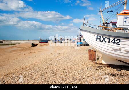 Bateaux de pêche sur la plage de galets du port de Hastings, la plus grande flotte de pêche à l'eau de mer d'Europe. Banque D'Images