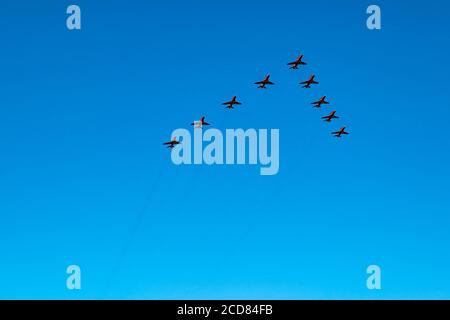 L'équipe d'exposition aéronautique de la Royal Air Force RAF ou les flèches rouges survolent lors d'une journée d'été ensoleillée avec un ciel bleu clair, en Écosse, au Royaume-Uni Banque D'Images