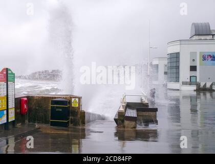 Deux enfants amateurs de sensations fortes qui apprécient Storm Francis, South Promenade, Bridlington, Yorkshire, Royaume-Uni Banque D'Images