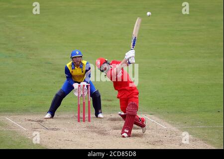 Alex Davies, de Lancashire Lightning, frappe un six tandis qu'il batte pendant le match de Blast Vitality T20 à Emirates Riverside, Chester-le-Street. Banque D'Images