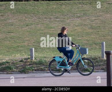 Les personnes qui font de l'exercice en vélo à Brighton, dans l'est du Sussex Banque D'Images