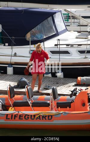 Deux sauveteurs ont coulé dans un bateau à moteur à Brighton Marina, dans l'est du Sussex Banque D'Images