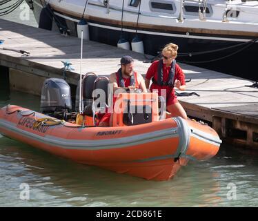 Deux sauveteurs ont coulé dans un bateau à moteur à Brighton Marina, dans l'est du Sussex Banque D'Images