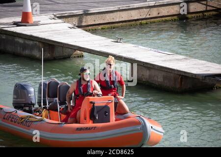 Deux sauveteurs ont coulé dans un bateau à moteur à Brighton Marina, dans l'est du Sussex Banque D'Images