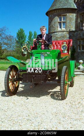 Ralph Douglas-Scott-Montagu, 4e baron Montagu de Beaulieu (2015) dans un wagon de 1903 de Dion Bouton 6hp, au Palace House Beaulieu en 2001. Banque D'Images