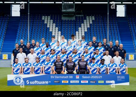 27 août 2020, Hessen, Darmstadt: Football, 2ème Bundesliga: Séance photo SV Darmstadt 98 pour la saison 2020/21 au stade Merck du Böllenfalptor. Joueurs et entraîneurs - (à l'arrière, l-r) physiothérapeute Dirk Schmitt, entraîneurs Jonas Nietzel, Alexander Vogler, Mathias Wittek, Felix Platte, Aaron Seydel, Patric Pfeiffer, médecins d'équipe Philip Jessen, Ingo Schwinnen et Alexander Lesch; (Troisième rangée, l-r) gérant d'équipe Michael Stegmayer, superviseur Matthias Neumann, Leon Müller, Erich Berko, Lars Lukas Mai, Serdar Dursun, Mathias Honsak, Nicolai Rapp, Ensar Arslan, ainsi que le physiothérapeute Banque D'Images