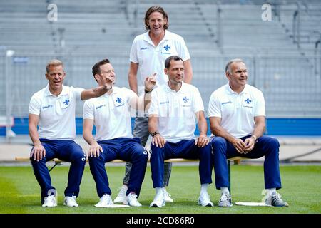 27 août 2020, Hessen, Darmstadt: Football, 2ème Bundesliga: Séance photo SV Darmstadt 98 pour la saison 2020/21 au stade Merck du Böllenfalptor. L'entraîneur Markus Anfang (l-r), l'entraîneur assistant Florian Junge, Carsten Wehlmann, le directeur sportif de SV Darmstadt 98, l'entraîneur assistant Kai Peter Schmitz et l'entraîneur de gardien de but Uwe Zimmermann sont sur le terrain. Photo: Uwe Anspach/dpa - NOTE IMPORTANTE: Conformément aux règlements de la DFL Deutsche Fußball Liga et de la DFB Deutscher Fußball-Bund, il est interdit d'exploiter ou d'exploiter dans le stade et/ou à partir du jeu pris photographie Banque D'Images