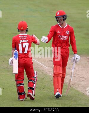 Alex Davies et Keaton Jennings, de Lancashire Lightning, célèbrent une frontière lors de leur premier partenariat de cricket dans le cadre du match de Blast Vitality T20 à Emirates Riverside, Chester-le-Street. Banque D'Images