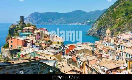 Vue panoramique sur la petite ville de Vernazza au bord de la mer à Cinque Terre, la Spezia, Italie. Paysage italien Banque D'Images