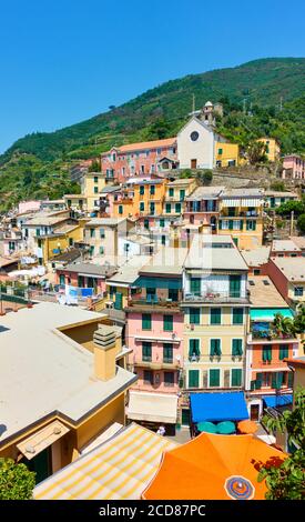 Maisons colorées sur les pentes de la station balnéaire de Vernazza à Cinque Terre, Ligurie, Italie Banque D'Images