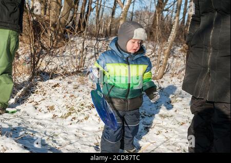 Garçon de trois ans s'amuser dans la neige, Zalesie, Warmian-Masurien Voivodeship, Pologne, Europe Banque D'Images