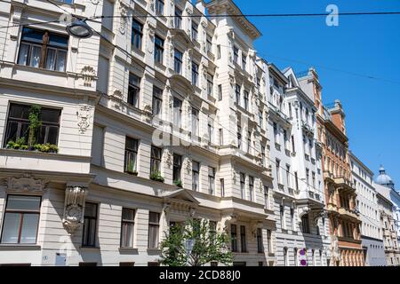 Anciens immeubles d'appartements rénovés vus à Vienne, Autriche Banque D'Images