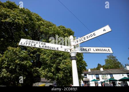 ancienne signalisation en métal avec directions et distances jusqu'à ambleside coniston little langdale et great langdale de elterwater lake district angleterre royaume-uni Banque D'Images