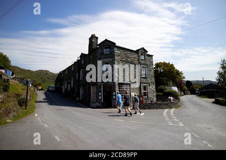 touristes et marcheurs avec café de slates dans le village du district de lac d'elterwater angleterre royaume-uni Banque D'Images