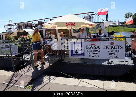 Cracovie. Cracovie. Pologne. Croisière en bateau de plaisance sur la Vistule. Embarquement des touristes. Banque D'Images