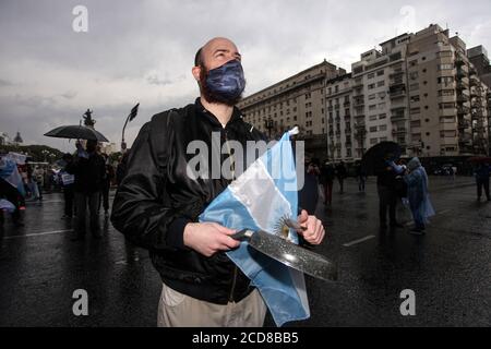 Buenos Aires, Buenos Aires, Argentine. 26 août 2020. Les opposants tiendront une vigile devant le Congrès contre la réforme judiciaire, qui sera discutée ce jeudi 27 août, après avoir obtenu l'avis de la commission plénière du Sénat.Argentine, Congrès 26 août 2020. Credit: Carol Smiljan/ZUMA Wire/Alay Live News Banque D'Images