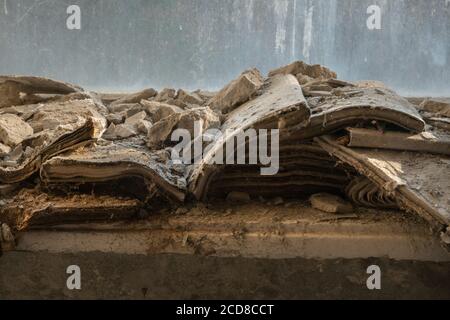 Un vieux livre dans la poussière sur le seuil de la fenêtre à l'école numéro 5 dans la ville de Pripyat, zone d'exclusion de Tchernobyl 2020 Banque D'Images