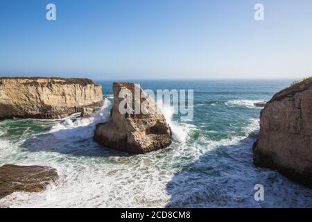 Les vagues se brisent sur des formations rocheuses à Shark fin Cove, en Californie Banque D'Images